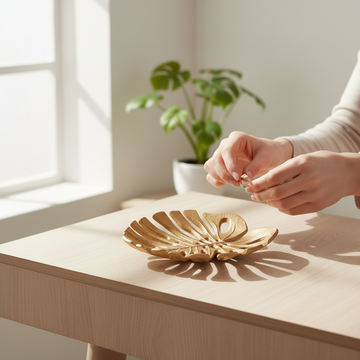 Prato Monstera Small Gold Finish Leaf Dish