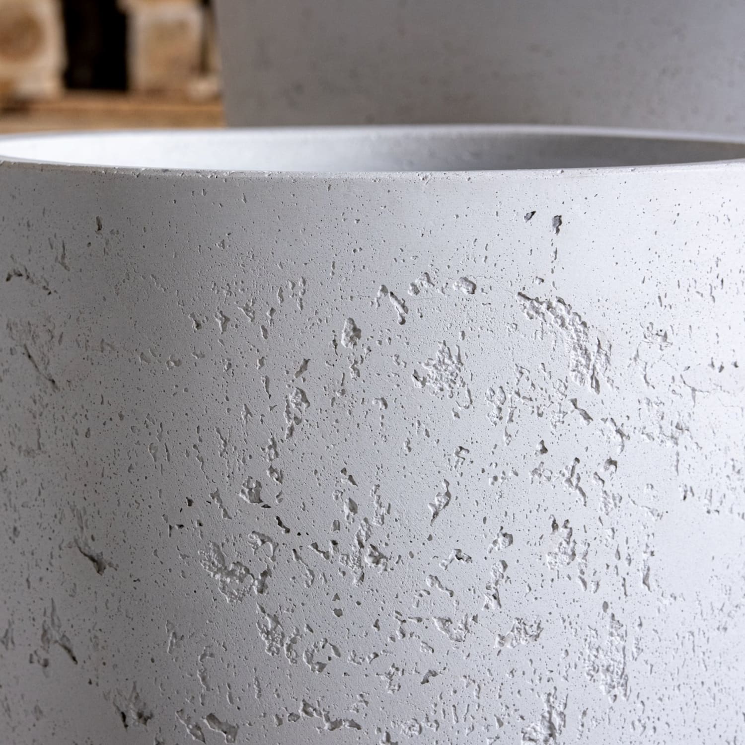 Vessara | White Mist – 40cm Large Tall Concrete Planter – 15L Round Plant Pot